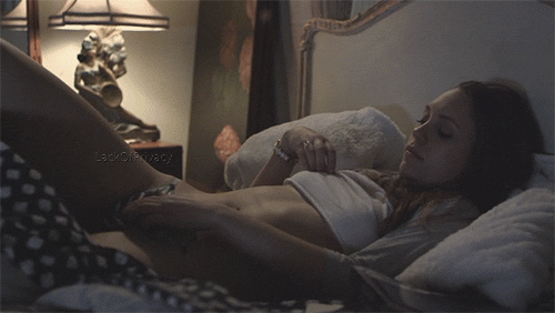 coed-girl-masturbates-in-panties