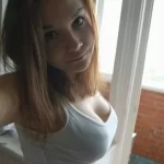 younger-busty-babe-cleavage-selfie